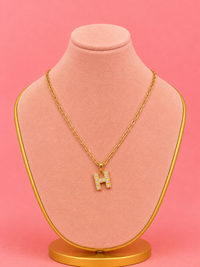 Collier charms lettres strass porté